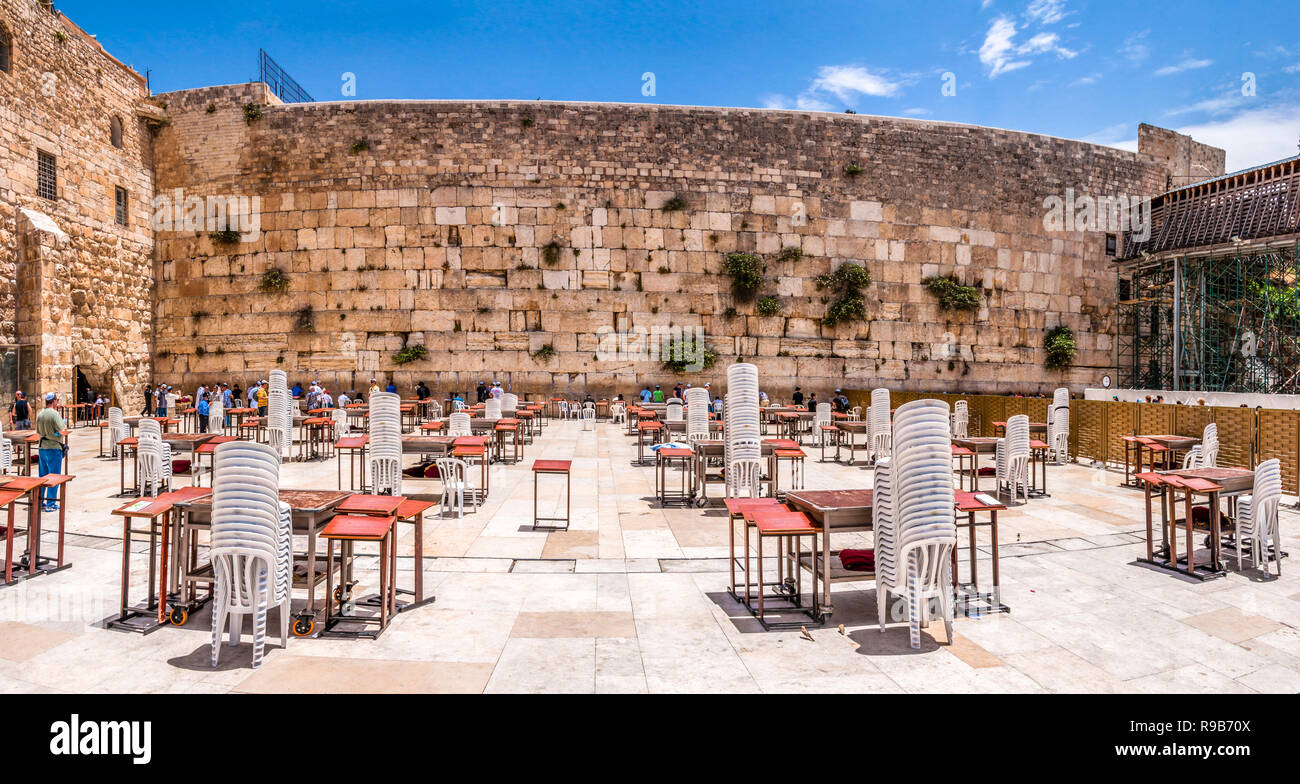 Jerusalem, Israel - 25. Mai 2012: Panoramablick auf der westlichen Wand mit Reihen von Tischen und Stühlen für Besucher und Pilger aus der ganzen Welt. Stockfoto