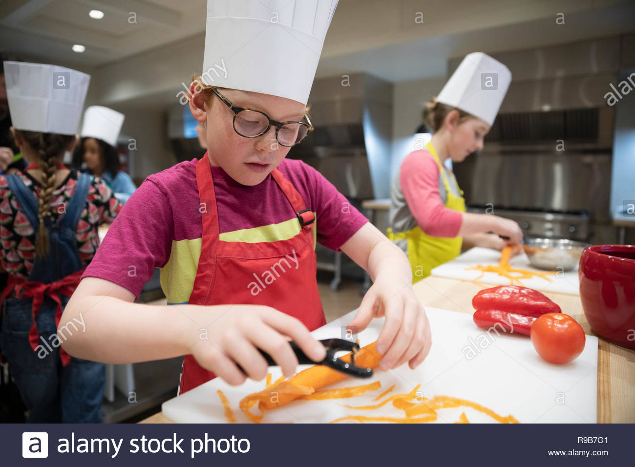 Schwerpunkt Junge Möhren raspeln Kochkurs Stockfoto