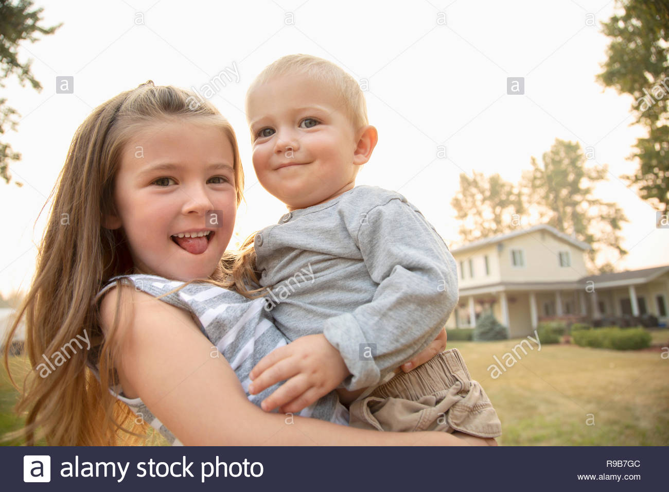 Bruder und schwester posieren Fotos und Bildmaterial in hoher Auflösung Alamy