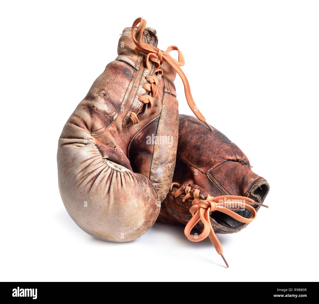 Vintage Boxhandschuhe auf weißem Hintergrund. Stockfoto