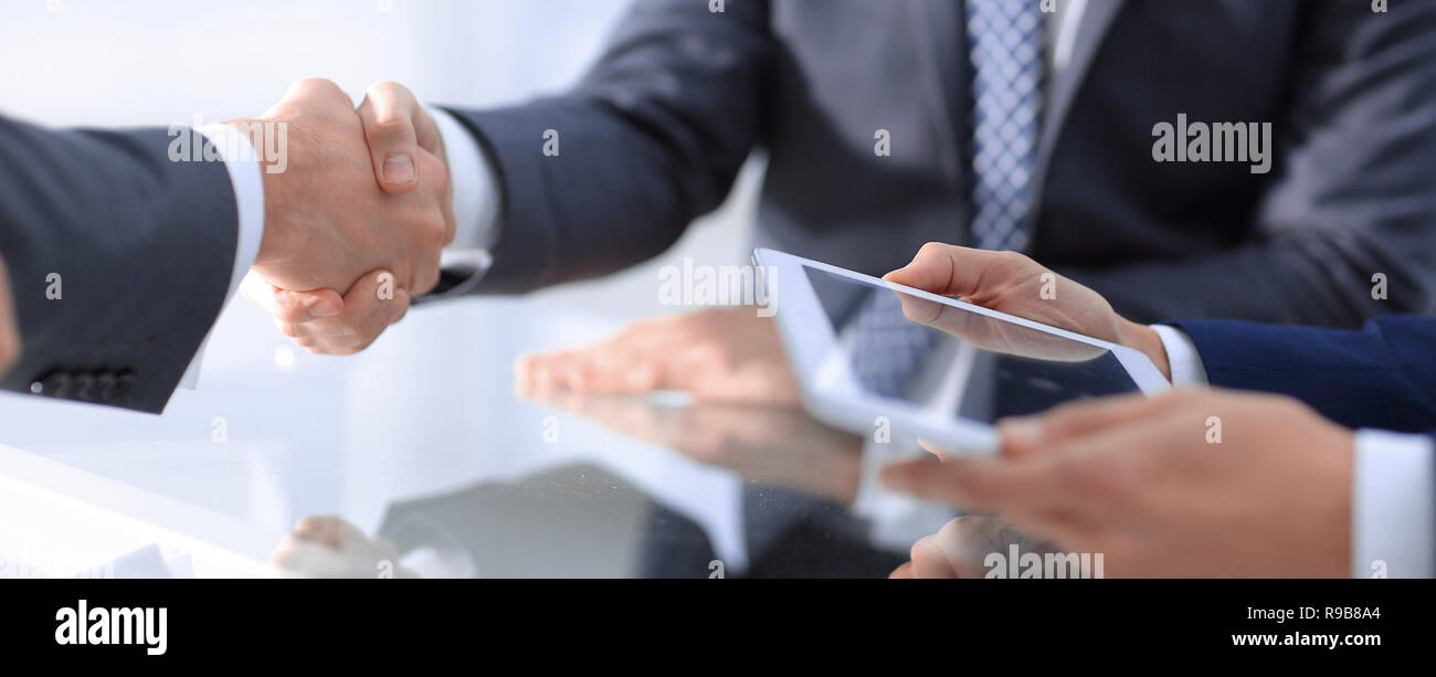 Handshake von bewährten Partnern Stockfoto