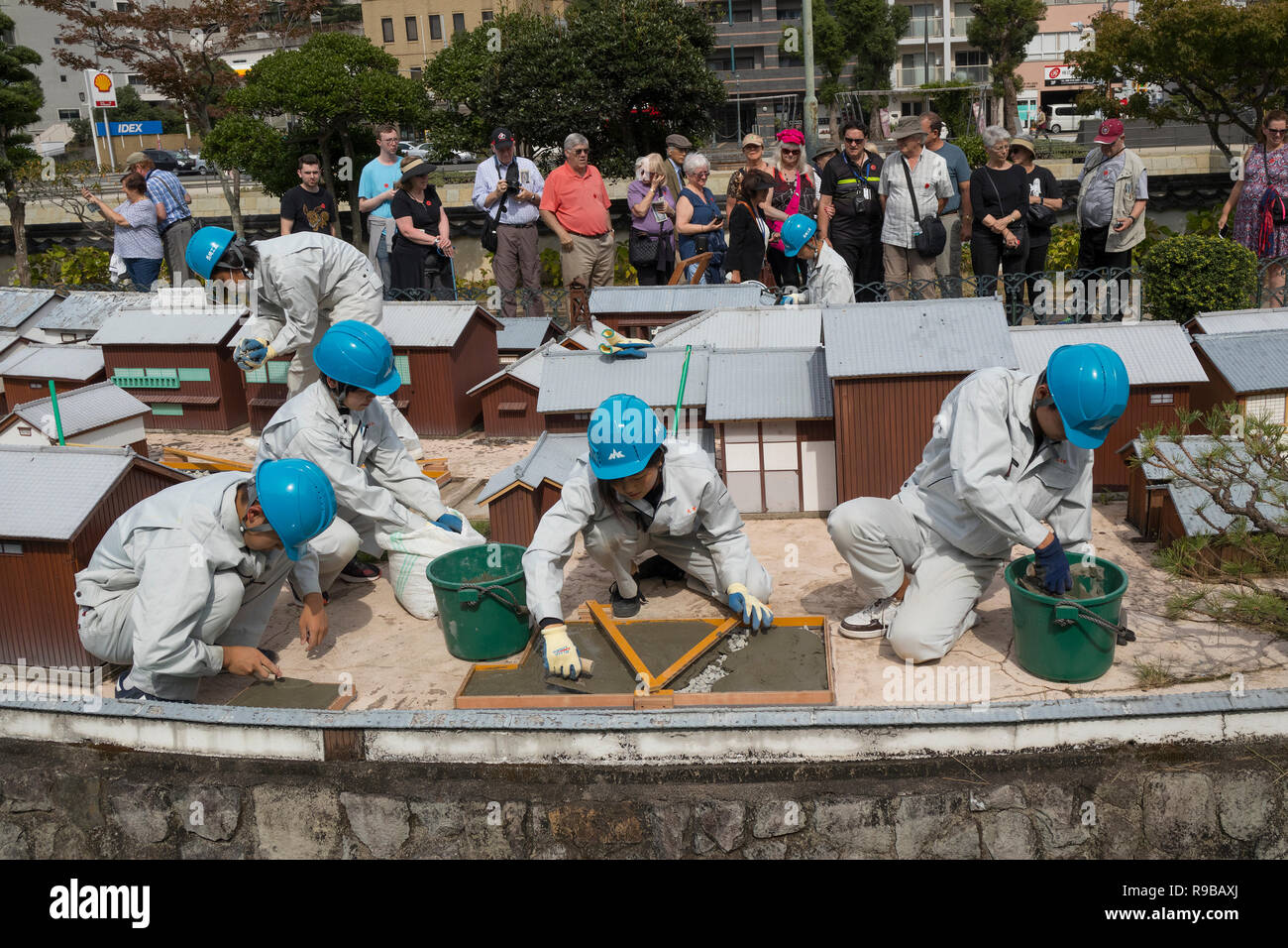 Nagasaki, Japan - 22. Oktober 2018: Studenten ein Wiederaufbau im Modell des historischen Gebäuden in Dejima, Nagasaki Stockfoto