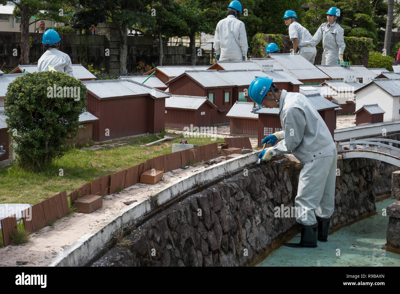 Nagasaki, Japan - 22. Oktober 2018: Studenten ein Wiederaufbau im Modell des historischen Gebäuden in Dejima, Nagasaki Stockfoto