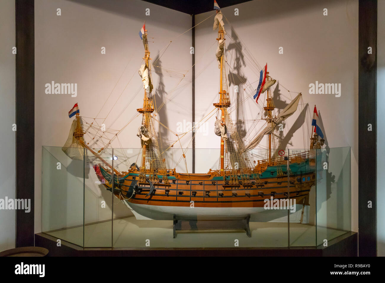 Nagasaki, Japan - Oktober 22, 2018: Modell eines niederländischen Schiff aus dem 17. Jahrhundert in Dejima, Nagasaki ausgestellt Stockfoto