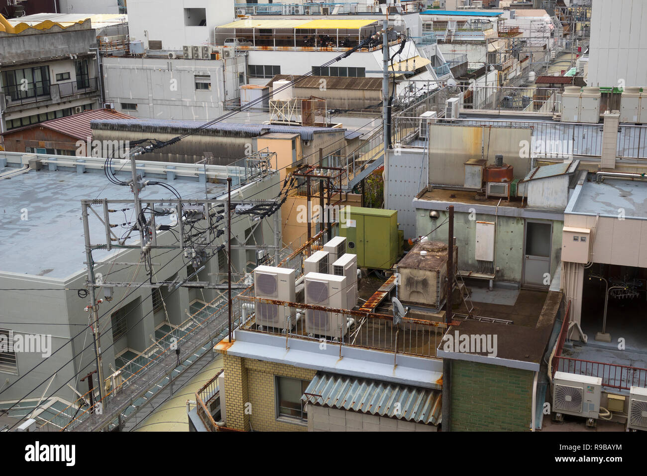 Nagasaki, Japan - Oktober 23, 2018: Blick über die Dächer der Häuser mit Klimaanlage Boxen, Wassertanks und Strom Verbindungen Stockfoto