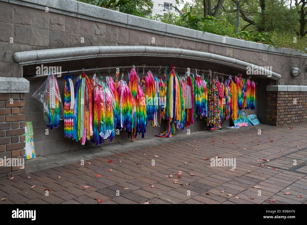 Nagasaki, Japan - 23. Oktober 2018: Origami Papier Krane, die Frieden, an Atombombe Hypozentrum, Nagasaki. Japan Stockfoto