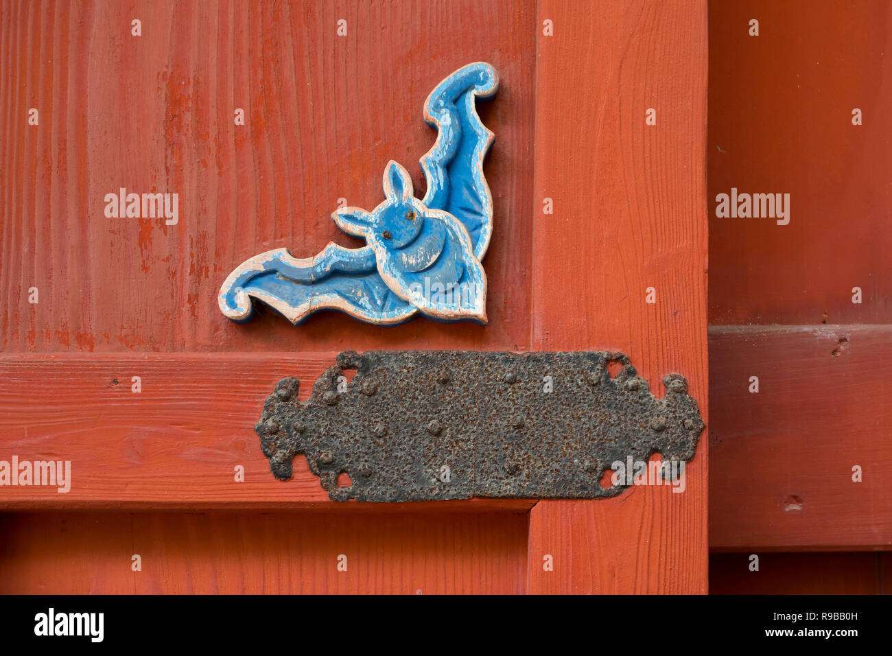 Nagasaki, Japan - 24. Oktober, 2018: Lucky bat Symbol Dekoration holzgeschnitzte auf eine Tür an der Sofukuji Tempel Stockfoto