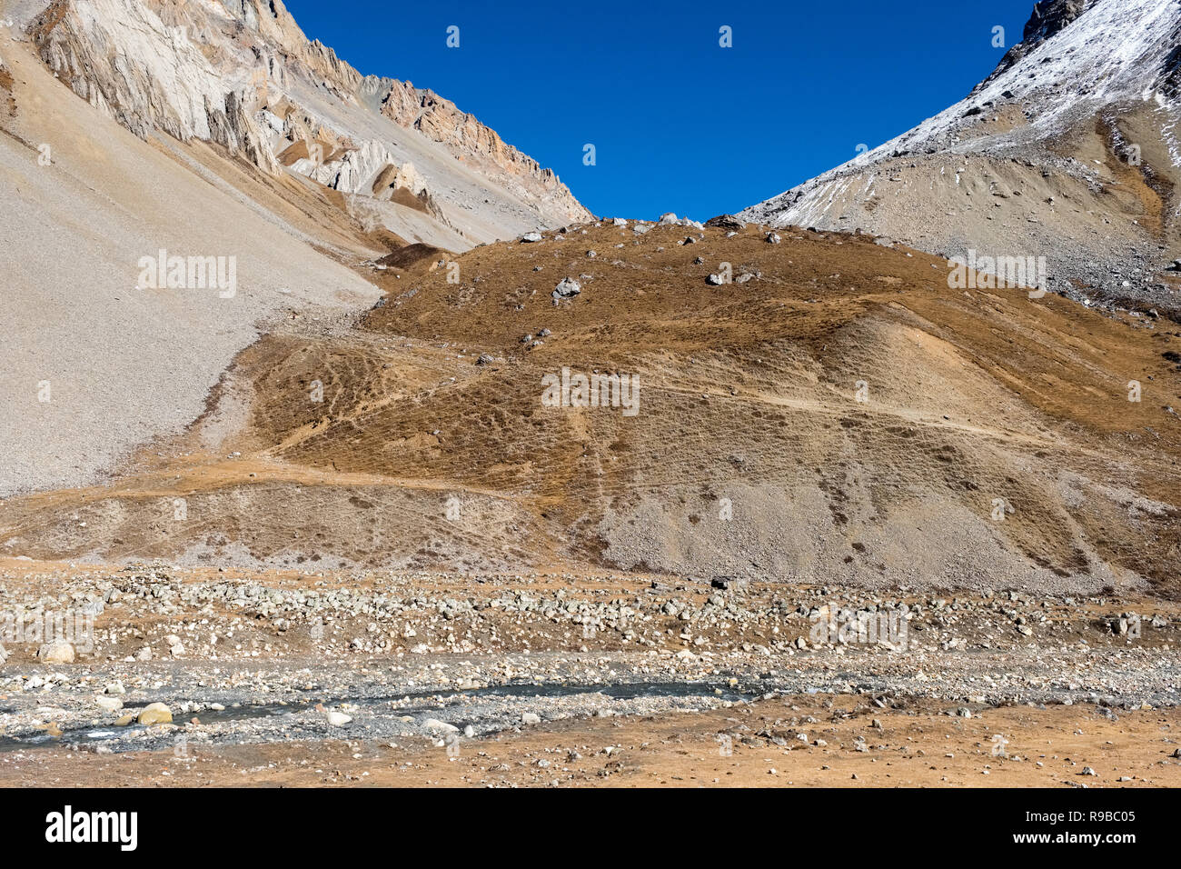 Einer alten Handelsroute überqueren einen Pass zwischen Nepal und Tibet in der Manaslu Region der Nepal Himalaya Stockfoto