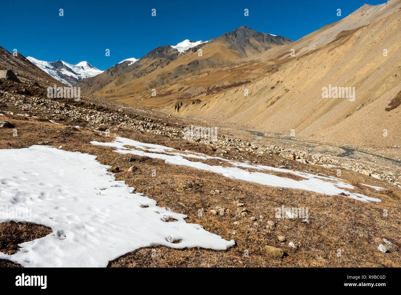 Dürr, vergletscherte Berge auf dem Tibet/Nepal Grenze des Himalaya Stockfoto