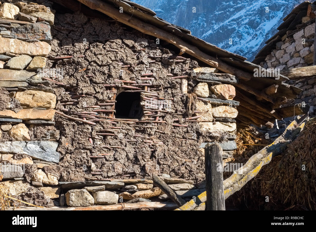 Die tibetischen Dorf Samdo auf den Manaslu Circuit Trek ist der traditionellen 2stöckigen Häusern. Yak Mist ist als Mörtel verwendet Stockfoto