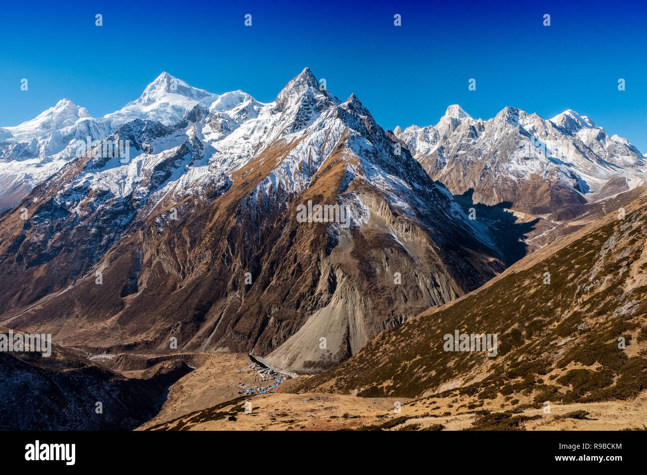 Der manaslu Gruppe von Bergen mit dem Dorf Samdo im Tal. Manaslu Circuit trek, Nepal Himalaya Stockfoto