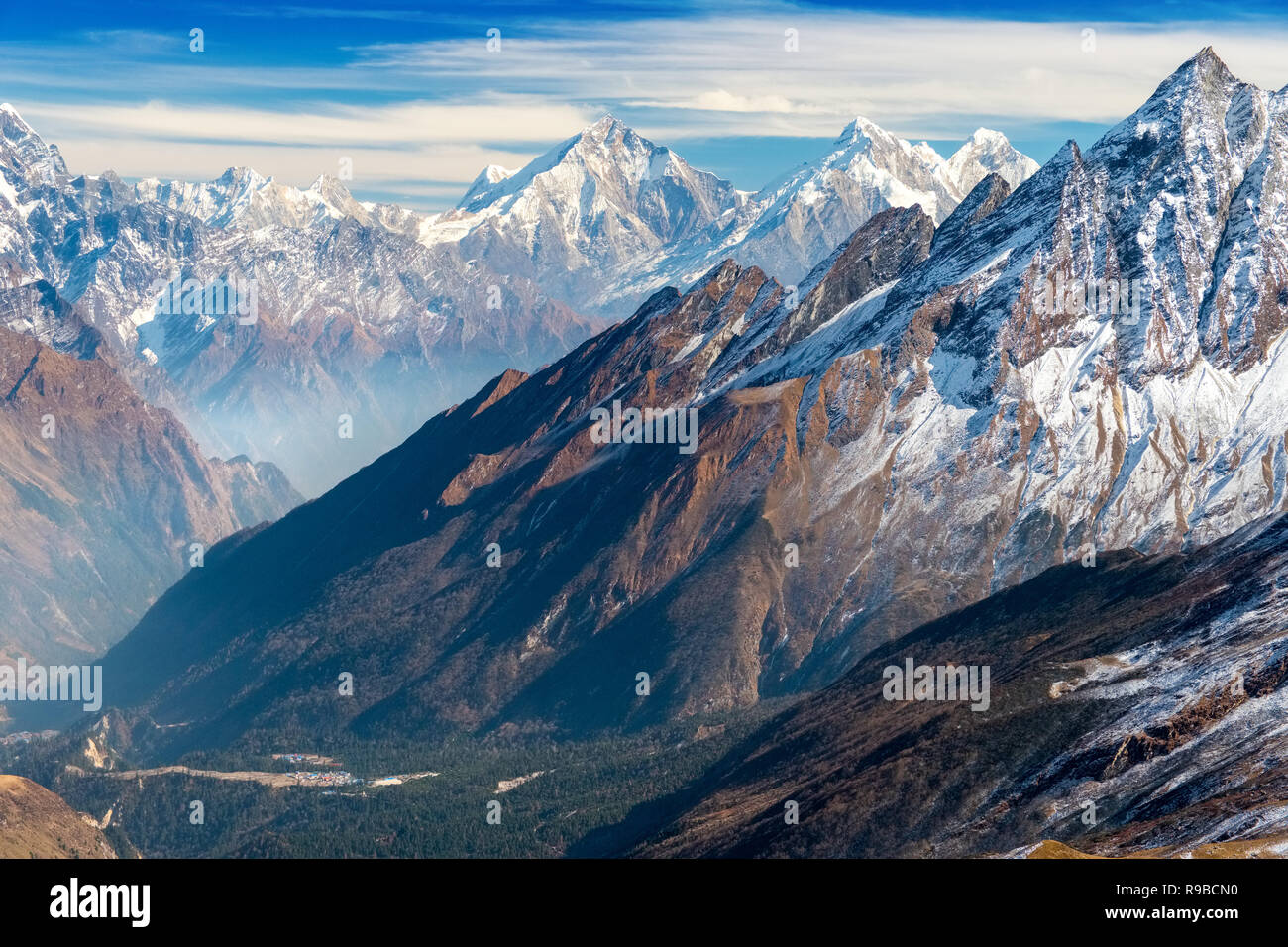 Schroffen schneebedeckten Gipfeln, die typisch für die Landschaft auf der Manaslu Circuit Trek in Nepal Himalaya Stockfoto