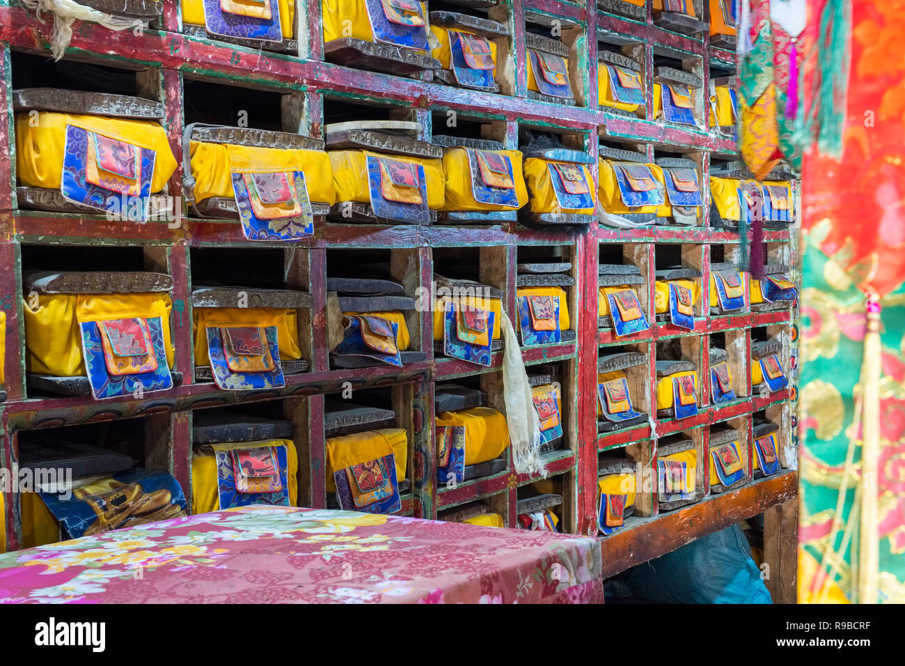 Buddhistische Texte (pechas/Sutras) in tibetisch-buddhistischen Kloster in der Gemeinde Samdo, Nepal, die auf den Manaslu Circuit trek liegt Stockfoto