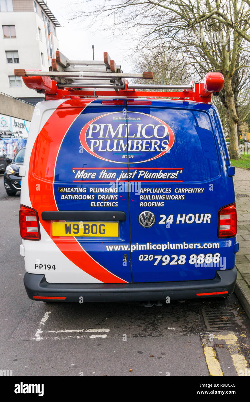 Ein Pimlico Klempner van mit einem Sanitär- Kennzeichen. Stockfoto