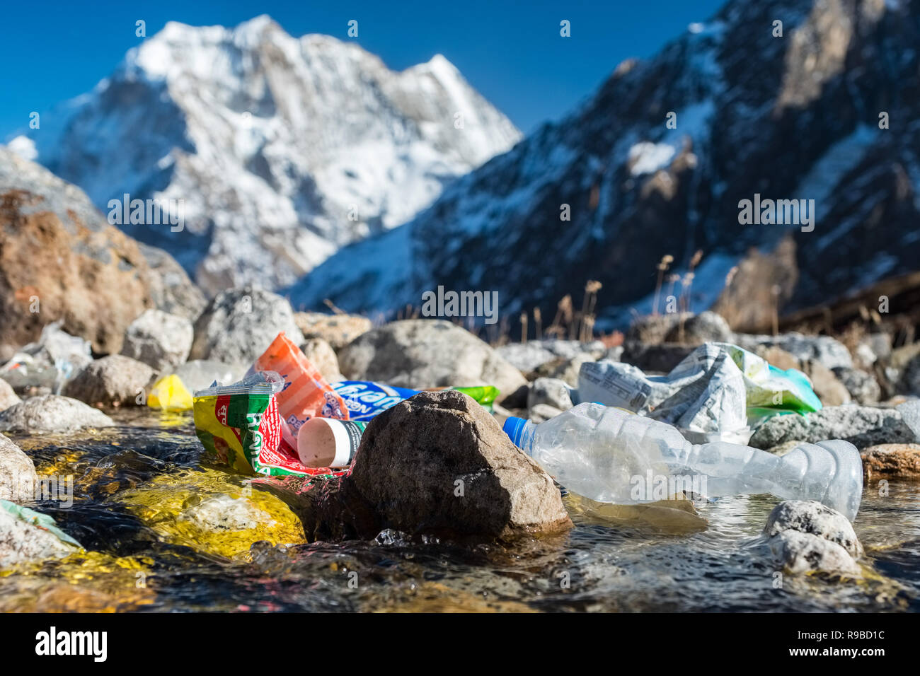 Kunststoff- und anderen Müll aus einem Trekkers in einem gletscherbach im Nepal Himalaya geworfen Lodge Stockfoto