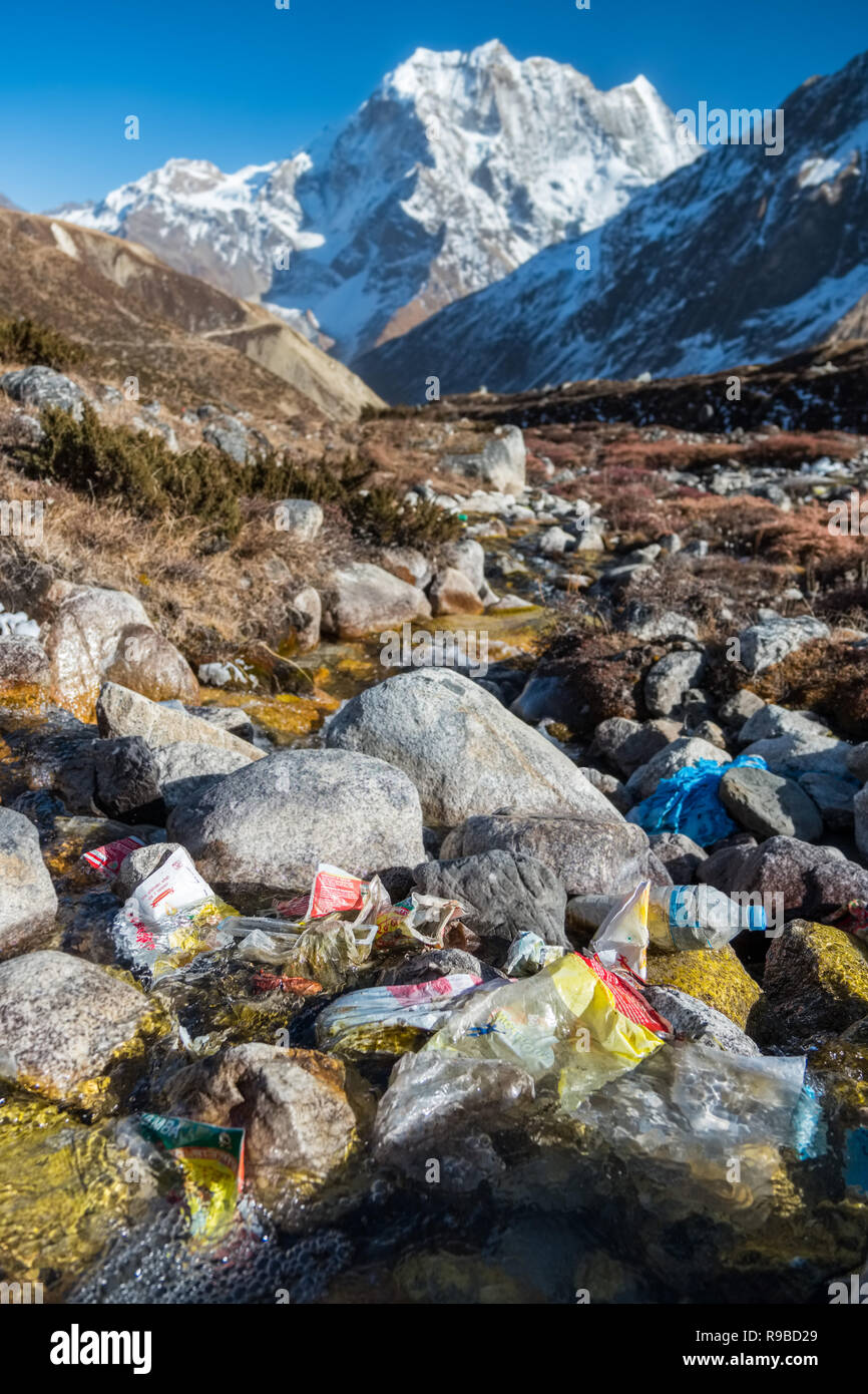 Kunststoff- und anderen Müll aus einem Trekkers in einem gletscherbach im Nepal Himalaya geworfen Lodge Stockfoto