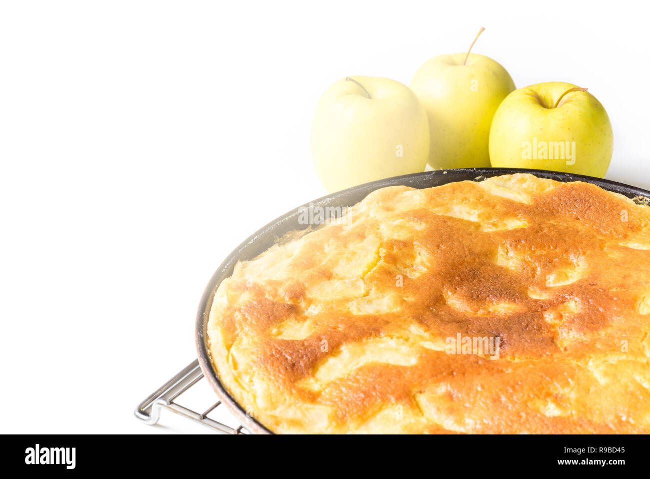 Hausgemachten Apfelkuchen auf weißem Hintergrund Stockfoto