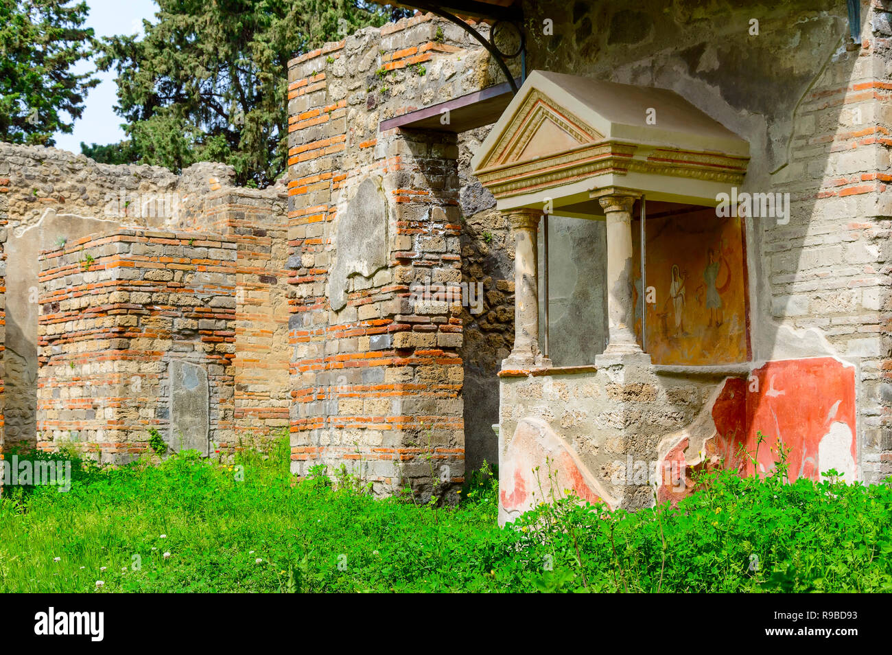 Ruinen von Pompeji: altes Haus mit Fresken. Überreste der antiken Stadt Pompeji vom Ausbruch des Vulkans Vesuv, Italien zerstört Stockfoto