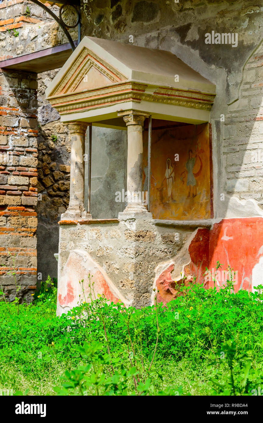 Ruinen von Pompeji: altes Haus mit Fresken. Überreste der antiken Stadt Pompeji vom Ausbruch des Vulkans Vesuv, Italien zerstört Stockfoto