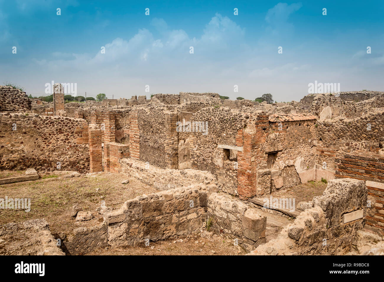 Ruinen von Pompeji. Reste der alten Häuser durch Ausbruch des Vesuv, Italien zerstört. Die archäologische Stätte von Pompeji. Stockfoto