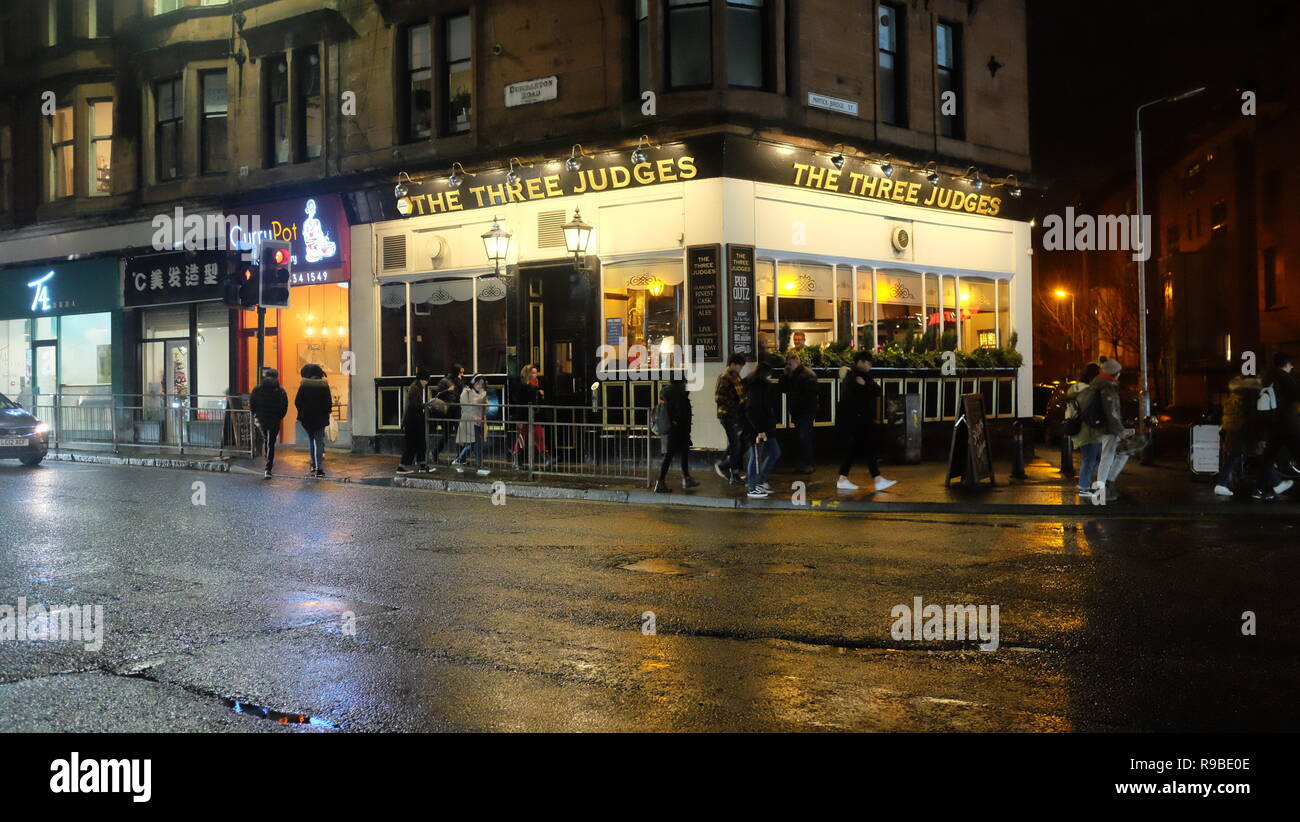 Drei Richter Public House, Dumbarton Road, Glasgow bei Nacht Stockfoto