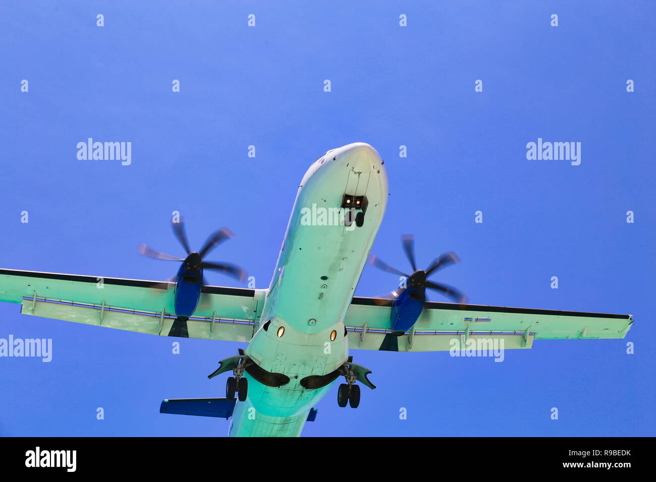 Flugzeug Landung in der berühmten Sint Maarten Flughafen mit einem kurzen Landebahn Stockfoto