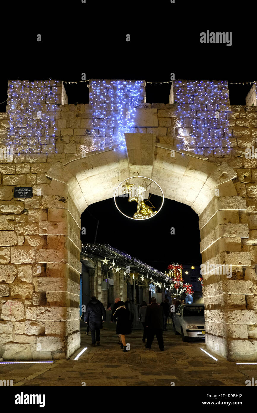 Blick auf Bab el Gadid oder das Neue Tor mit Zinnensteinarbeiten im Christlichen Viertel, das festlich für Weihnachten dekoriert ist. Alte Stadt Ost-Jerusalem Israel Stockfoto