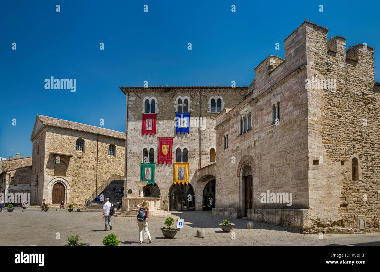 Palazzo dei Consoli und San Silvestro Kirche, 13. Jahrhundert, im romanischen Stil, auf der Piazza Silvestri im historischen Zentrum von Bevagna, Umbrien, Italien Stockfoto