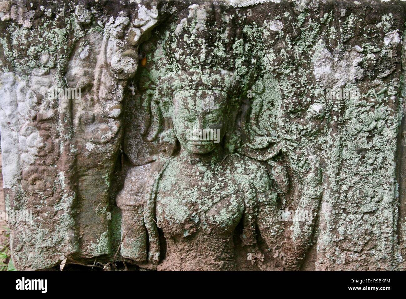 Einer alten kambodschanischen Carving in Dschungel überwucherten Ruinen mit Flechten Stockfoto