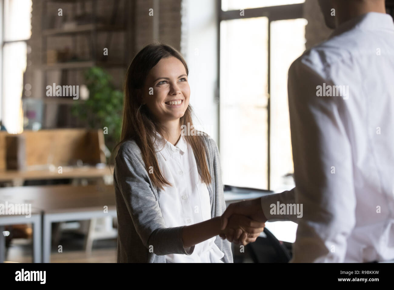 Aufgeregt Mädchen intern handshaking Executive Manager angestellt, Stockfoto