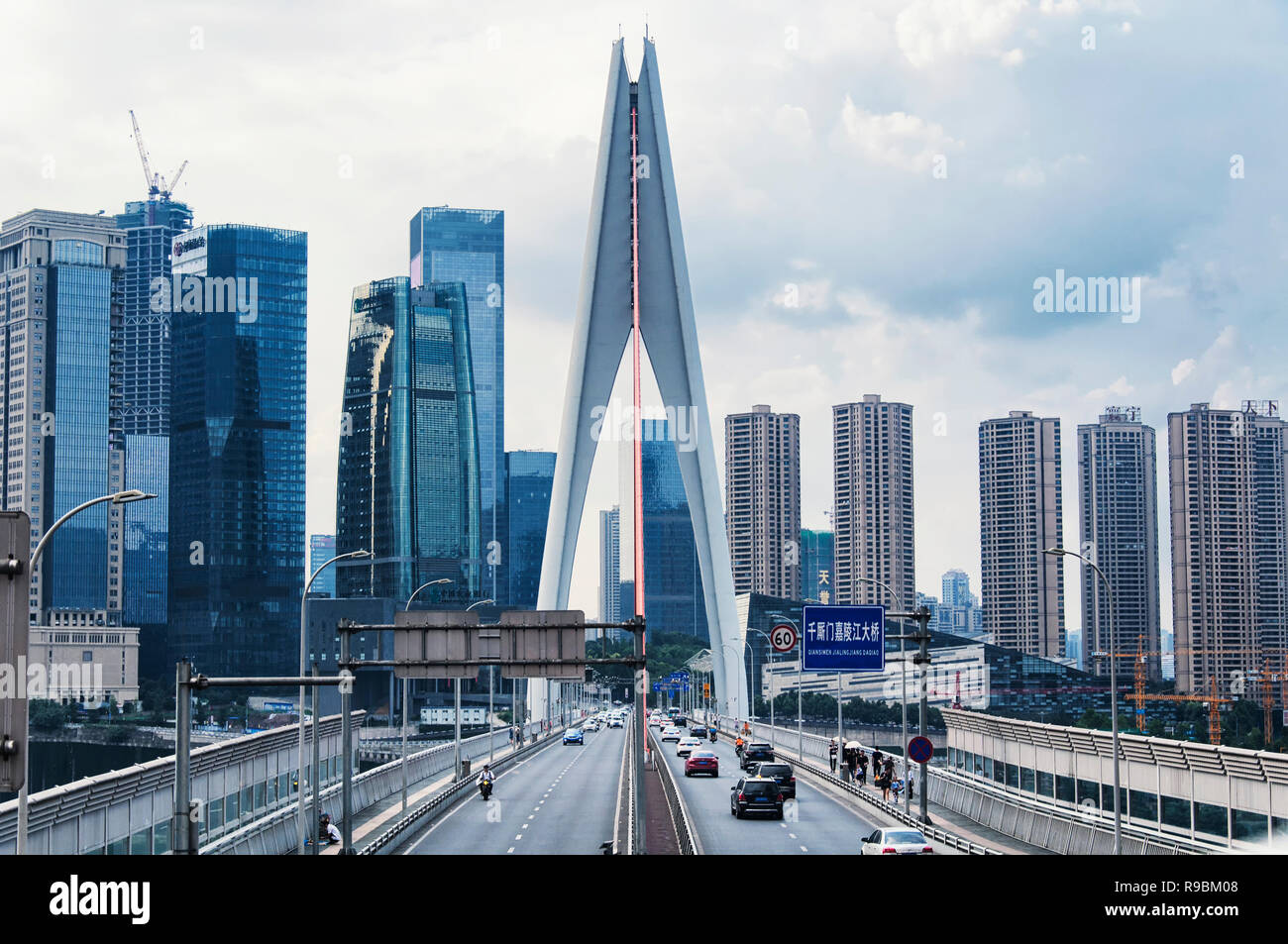 Verkehr über die Chongqing Qiansimen Jialing Brücke an Yuzhong Halbinsel neben Chongqing berühmten malerischen Ort Hongya Höhle. Stockfoto