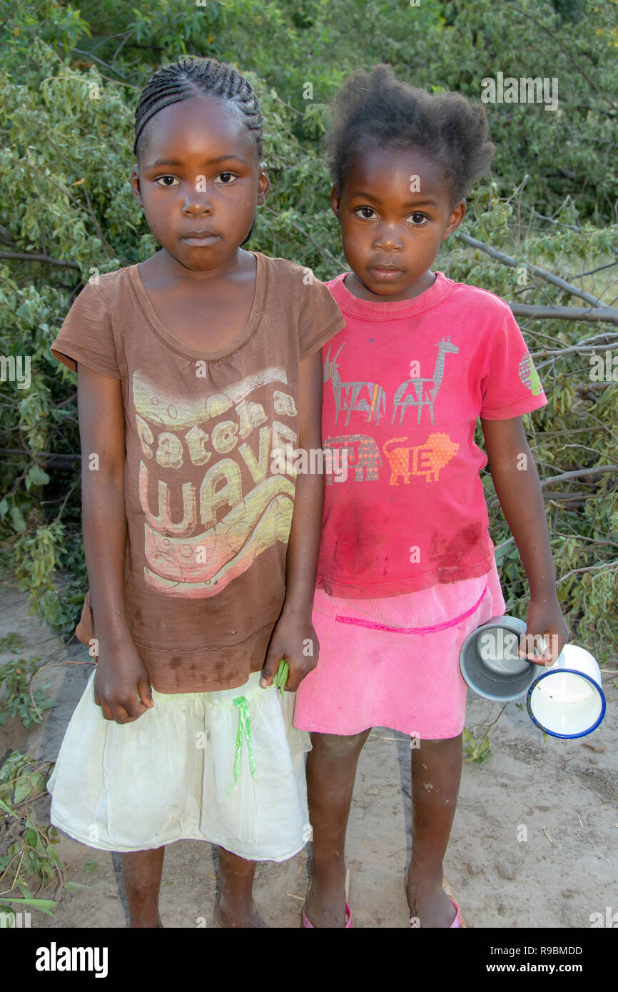 Afrikanische Kinder in ländlichen Dorf Mushekwa auf dem Sambesi Fluss in Sambia, Afrika Stockfoto