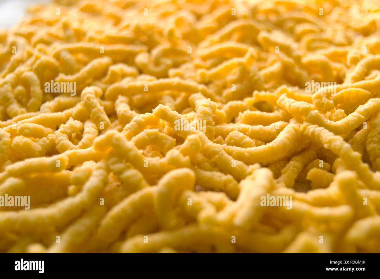 Passatelli Pasta. Traditionelle leckeres Essen von Modena, Emilia Romagna, Italien. Mit: Eier, Semmelbrösel, Parmesan, Mehl, Muskat Stockfoto