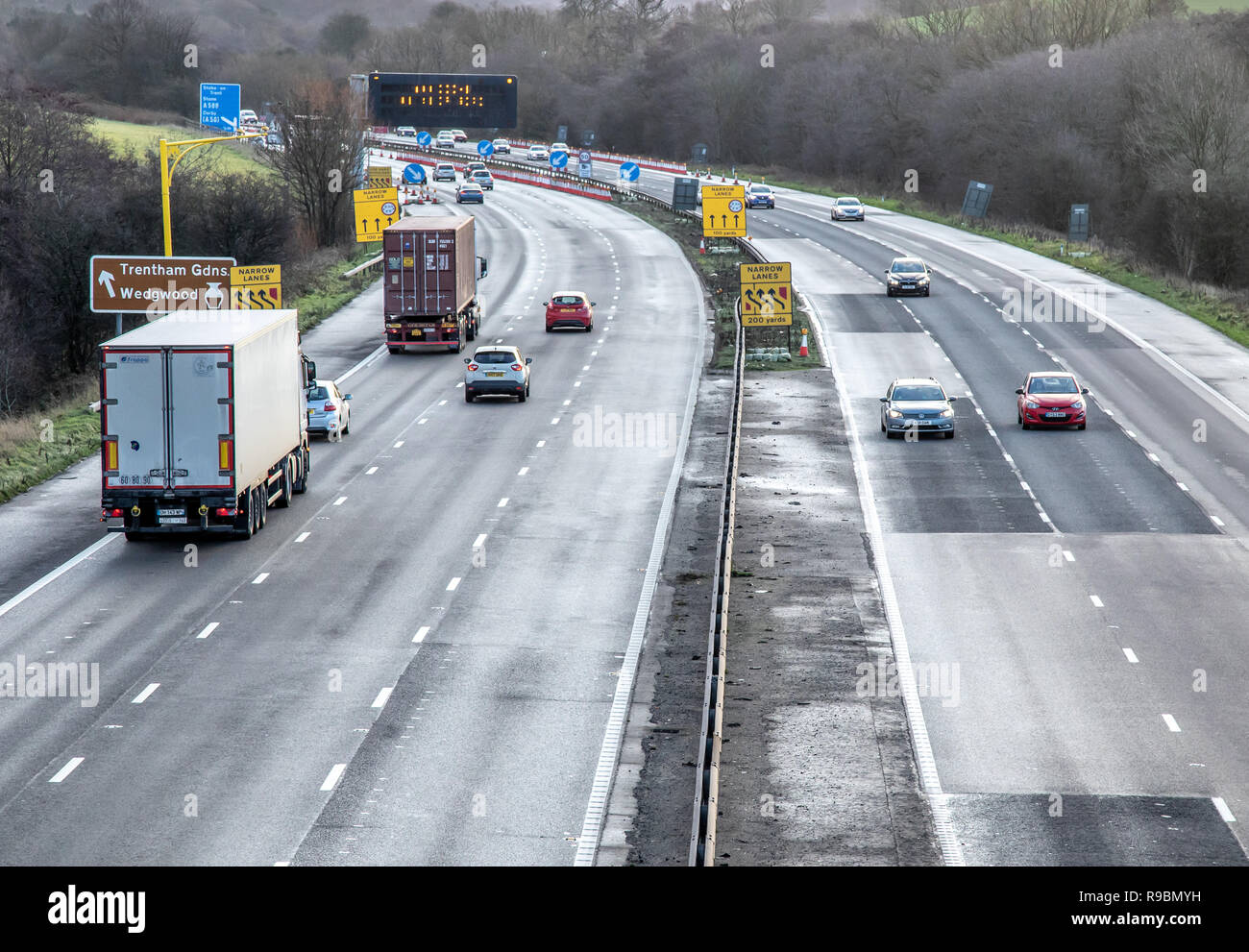 Verkehr auf der Autobahn und der Autobahn Verbesserung arbeitet, die eine intelligente Autobahnnetz zu machen Stockfoto