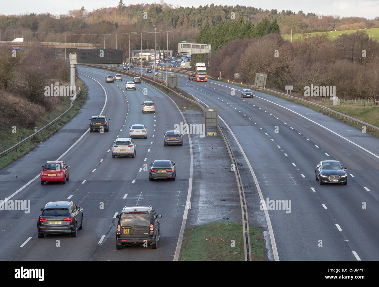 Verkehr auf der Autobahn und der Autobahn Verbesserung arbeitet, die eine intelligente Autobahnnetz zu machen Stockfoto