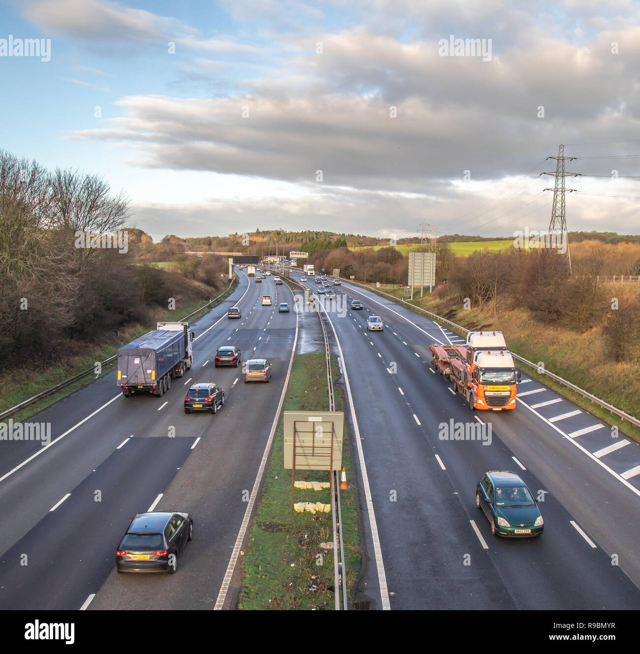 Verkehr auf der Autobahn und der Autobahn Verbesserung arbeitet, die eine intelligente Autobahnnetz zu machen Stockfoto