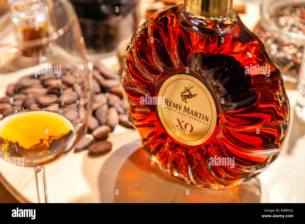 Russland Kemerovo 16-11-2018 Buffet Degustation mit Muttern und Snacks, closeup Luxus Cognac im Crystal Flasche Remy Martin XO und Glas zu öffnen Stockfoto