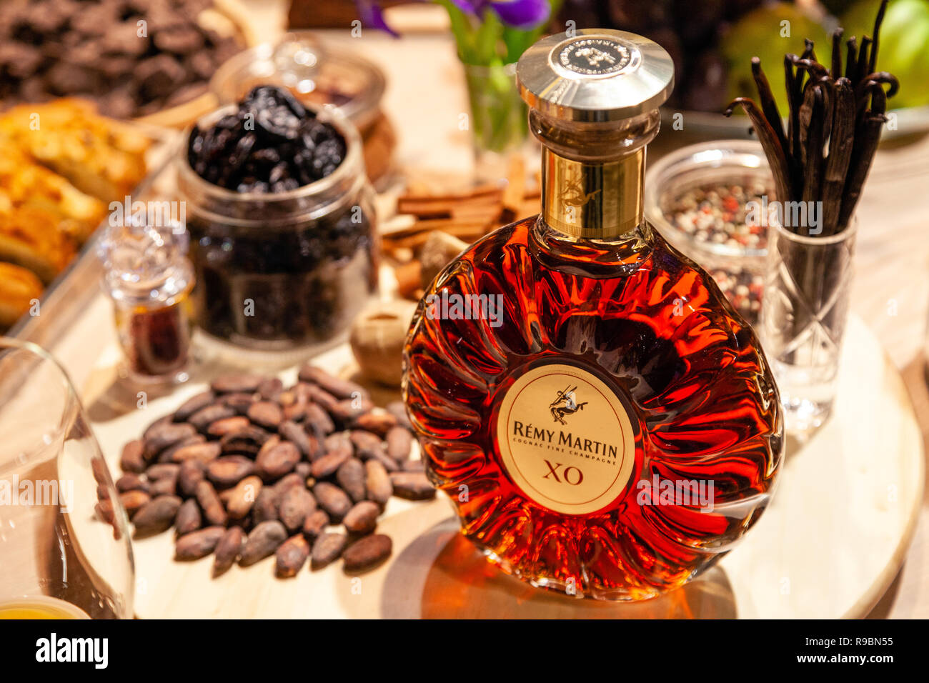 Russland Kemerovo 16-11-2018 Buffet Degustation mit Muttern und Snacks Luxus VIP-Cognac im Crystal Flasche Remy Martin XO und Glas zu öffnen Tuch Stockfoto