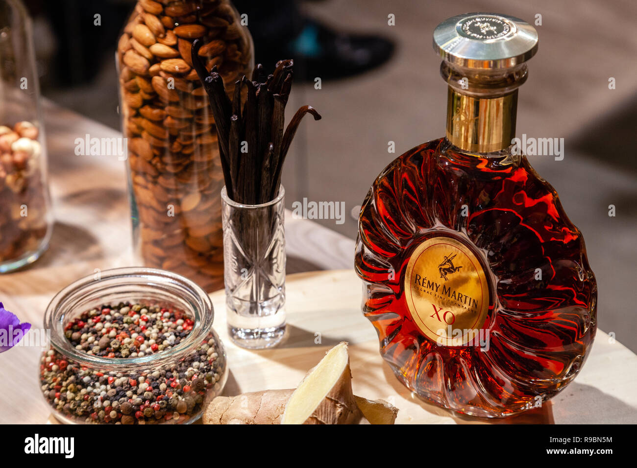 Russland Kemerovo 16-11-2018 Buffet Degustation mit Muttern und Snacks luxus Cognac im Crystal Flasche Remy Martin XO und Glas bei der Eröffnung kleidung s Stockfoto