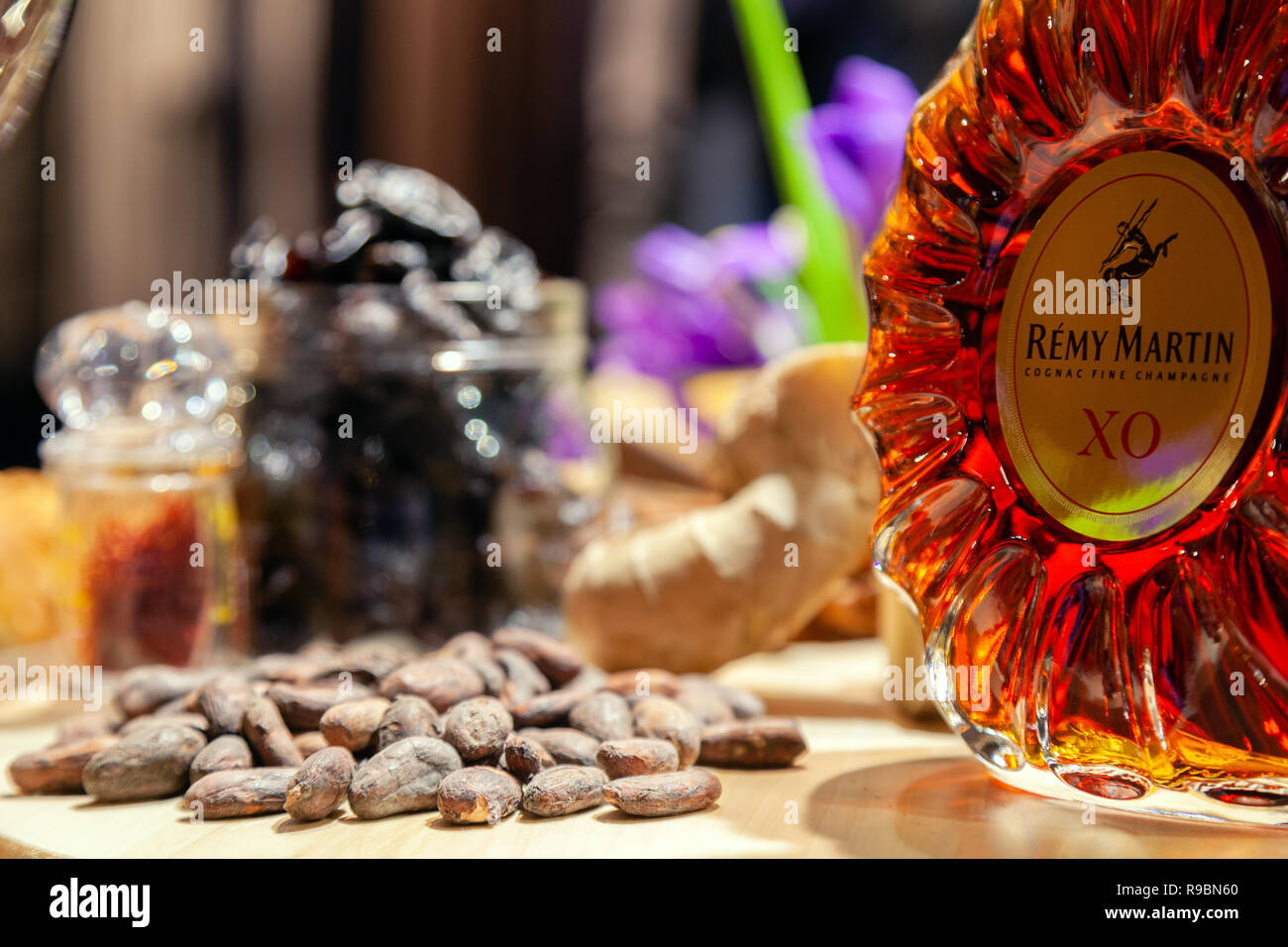 Russland Kemerovo 16-11-2018 Buffet Degustation mit Muttern, Snacks, closeup Luxus Cognac im Crystal Flasche Remy Martin XO und Glas zu öffnen cl Stockfoto