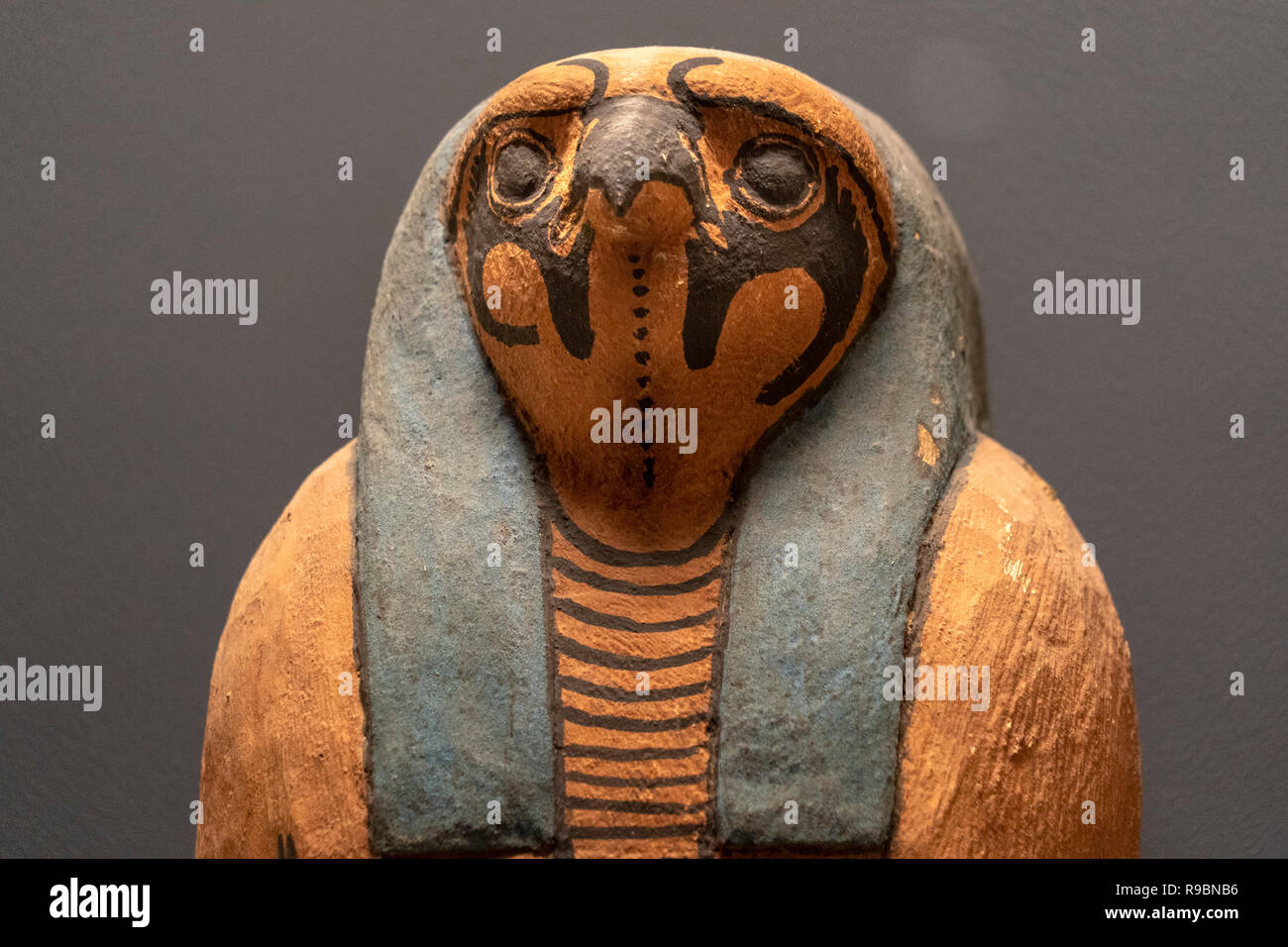 Horus Holz ägyptischen Gott Tote Religion symbol Statue isoliert Stockfoto