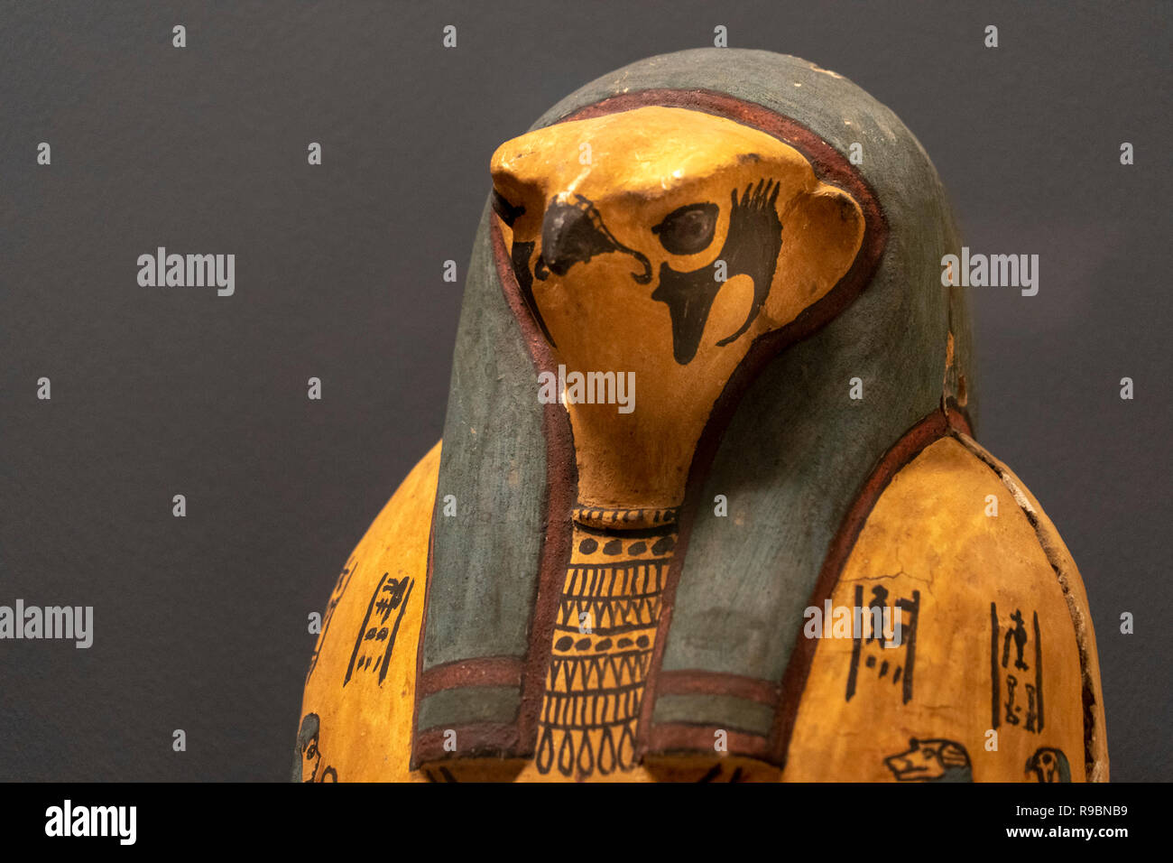 Horus Holz ägyptischen Gott Tote Religion symbol Statue isoliert Stockfoto