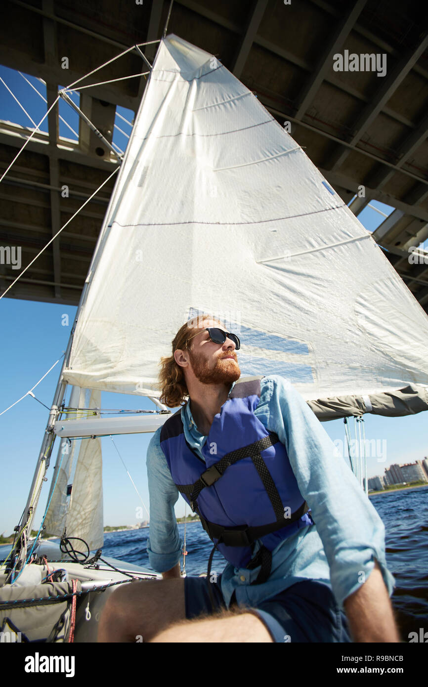 Sailor Gefühl der Freiheit auf dem Boot Stockfoto