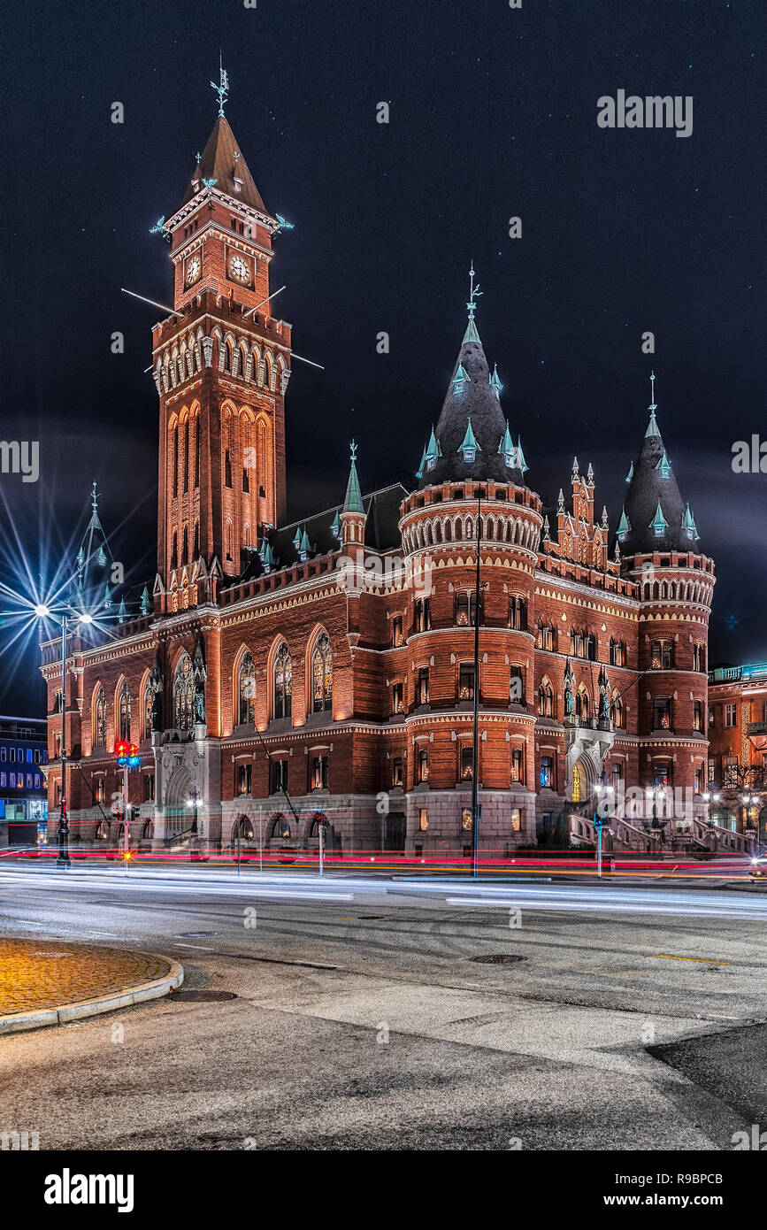 Eine Langzeitbelichtung Nacht Szene von Helsingborgs Rathaus. Stockfoto