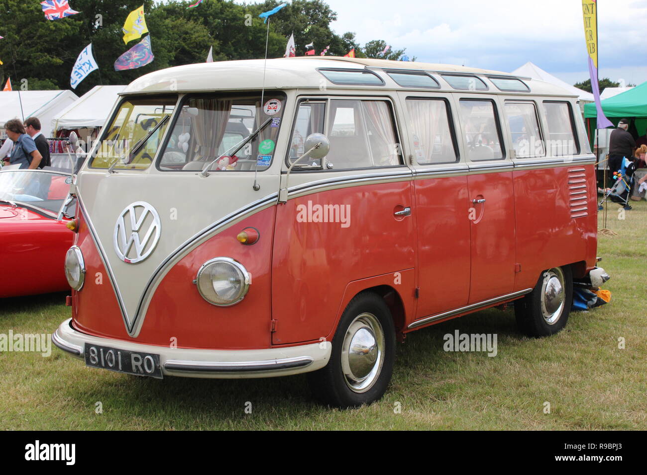 VINTAGE CLASSIC VW VOLKSWAGEN CAMPER BUS AN EIN KLASSISCHES FAHRZEUG ZEIGEN Stockfoto