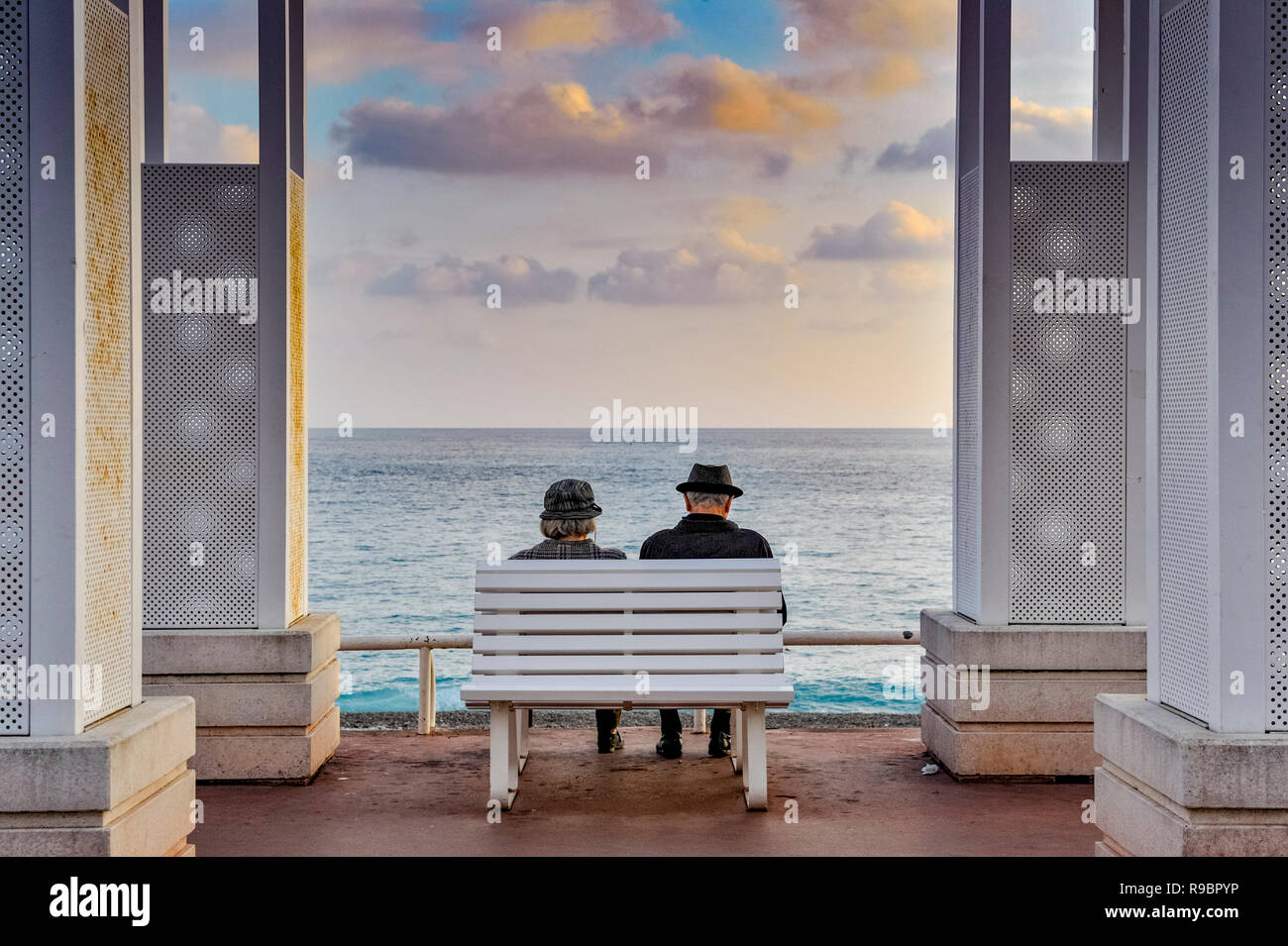 Alpes-Maritimes (06), Nizza. Promenade des Anglais. Seniorenpaar sitzt auf einer Bank Stockfoto