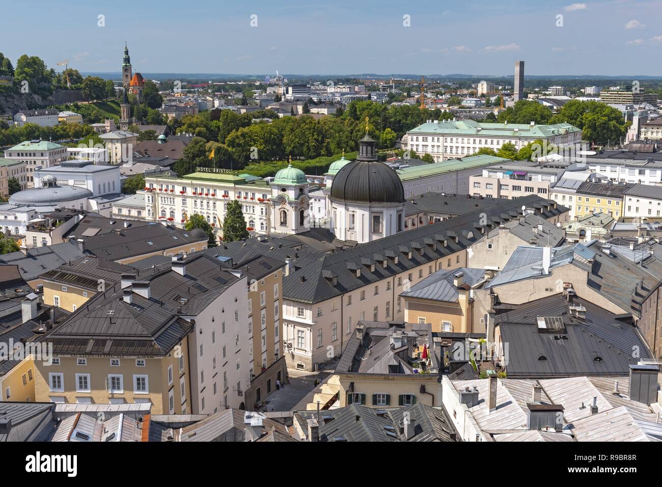 Blick auf die Neustadt mit Kuppel der Dreifaltigkeitskirche Dreifaltigkeitskirche und Priesterhausgasse Straße vom Kapuzinerberg, Salzburg Österreich. Stockfoto