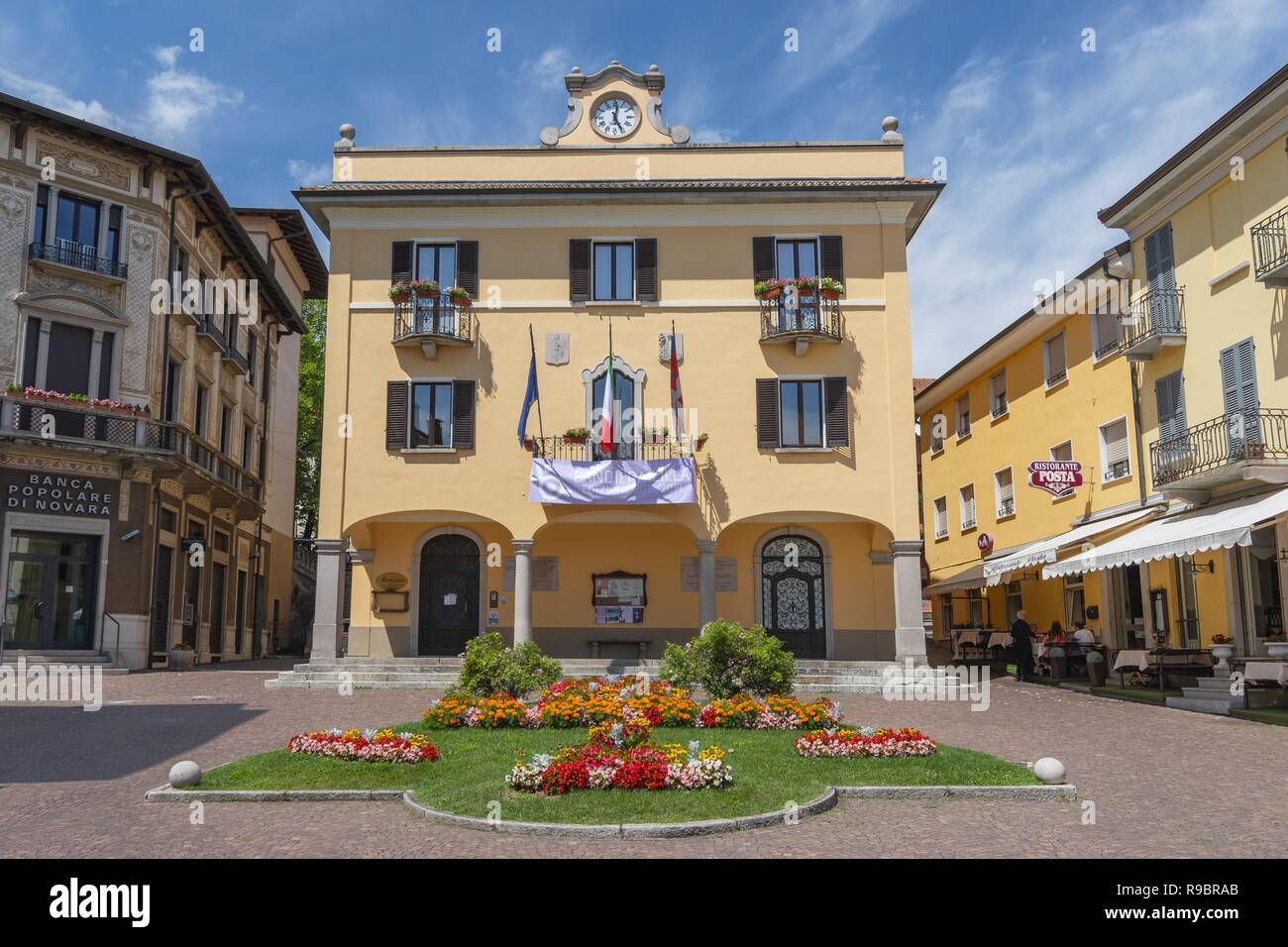 Das alte Rathaus, ist jetzt Fremdenverkehrsbüro, Granum Museum und die öffentliche Bibliothek, Piazza Dante Alighieri Baveno, Lago Maggiore, Italien. Stockfoto