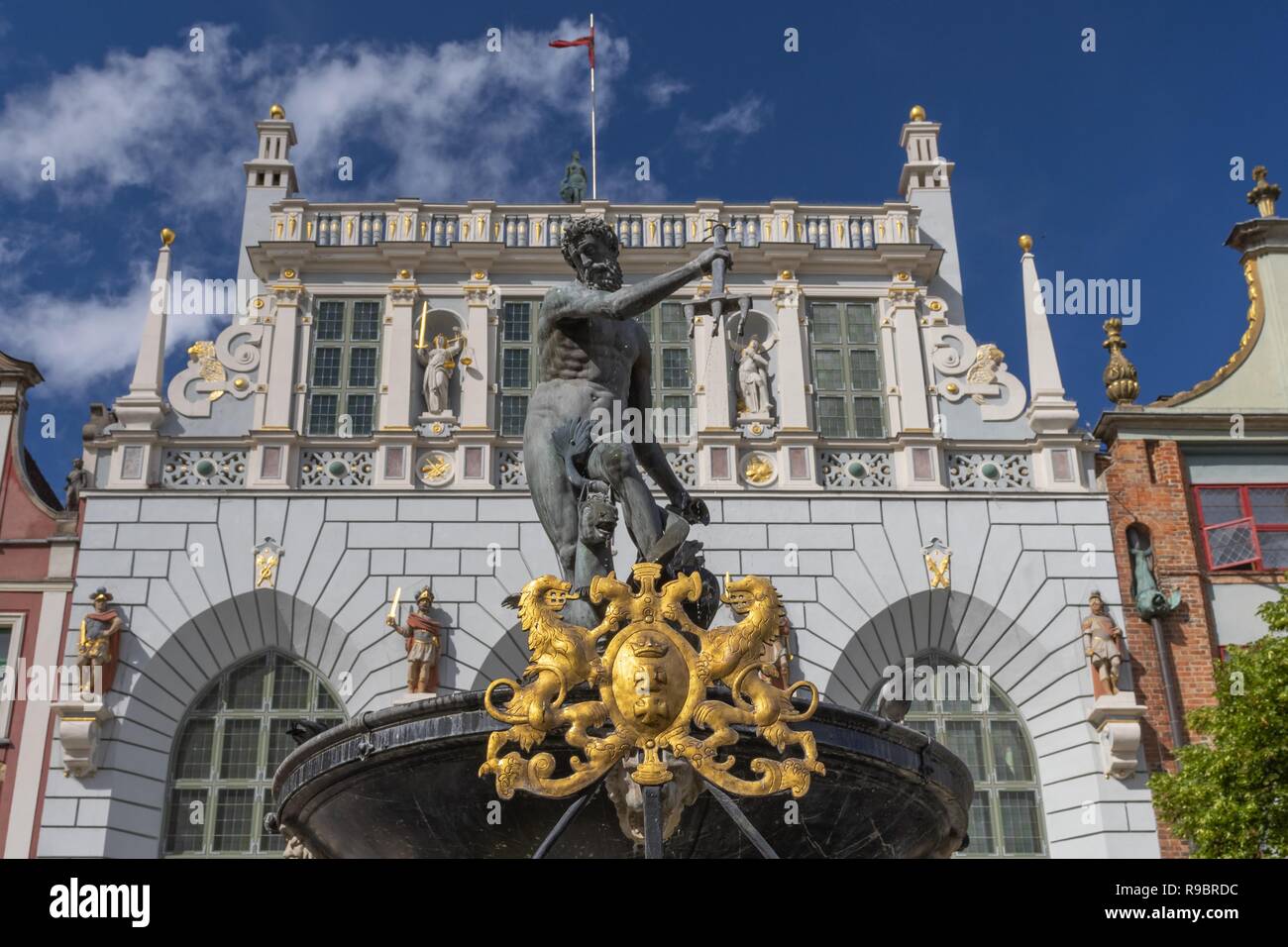 Der Artushof (Dwor Artusa) und Neptunbrunnen in der Altstadt in Danzig, Polen. Stockfoto