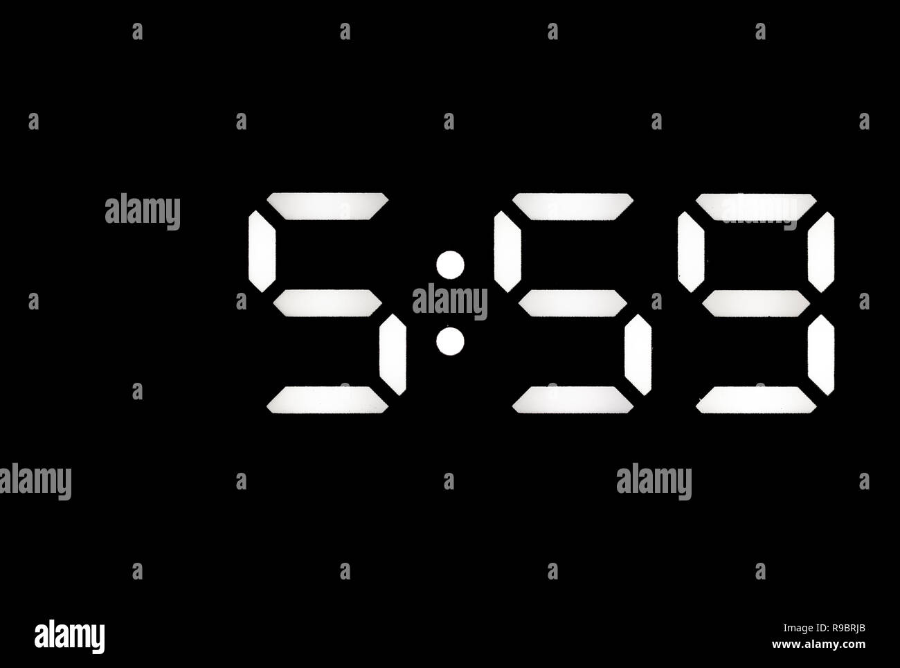 Echte weiße LED Digitaluhr auf einem schwarzen Hintergrund angezeigt. Zeit 5:59 Stockfoto